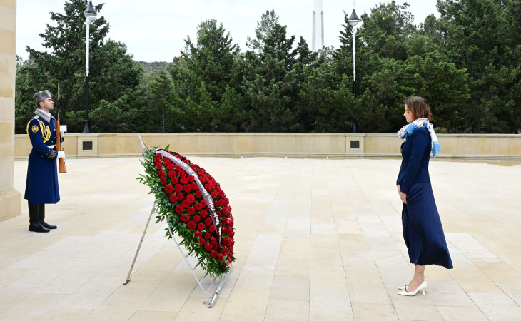 Sloveniya Baş nazirinin müavini Bakıda Şəhidlər xiyabanını və Mehdi Hüseynzadənin abidəsini ziyarət edib