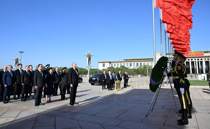 Prezident İlham Əliyev Pekində Xalq Qəhrəmanları Abidəsini ziyarət edib