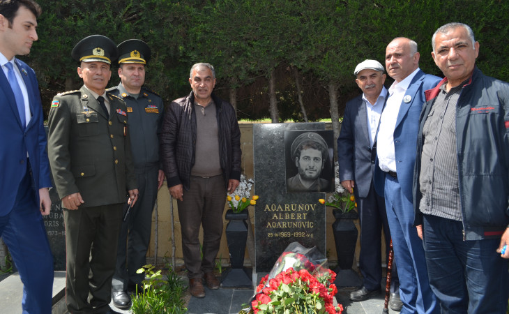 Şəhidlər xiyabanında Milli Qəhrəman Albert Aqarunovun xatirəsi anılıb