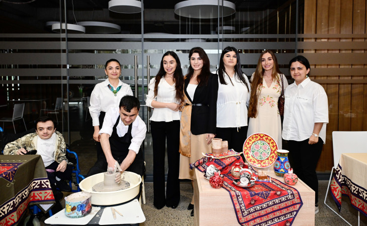 Leyla Əliyeva və Arzu Əliyeva həssas qruplara aid şəxslərin yaradıcılıq prosesi ilə tanış olublar