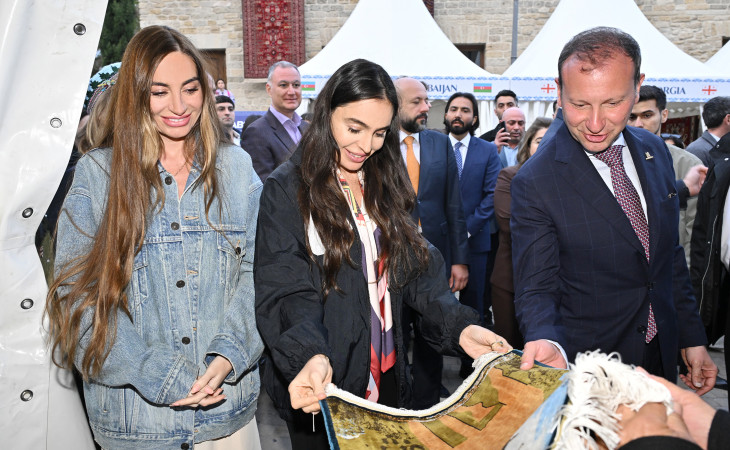Leyla Əliyeva və Arzu Əliyeva Beynəlxalq Xalça Festivalını ziyarət ediblər