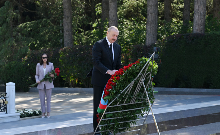 Prezident İlham Əliyev və birinci xanım Mehriban Əliyeva Fəxri xiyabanda Ulu Öndər Heydər Əliyevin məzarını ziyarət ediblər
