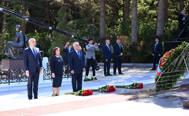 Dövlət və hökumət rəsmiləri Fəxri xiyabanda Ulu Öndərin xatirəsini anıblar