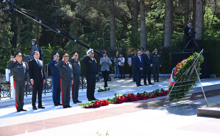 Müdafiə Nazirliyinin rəhbər heyəti Fəxri xiyabanı ziyarət edib