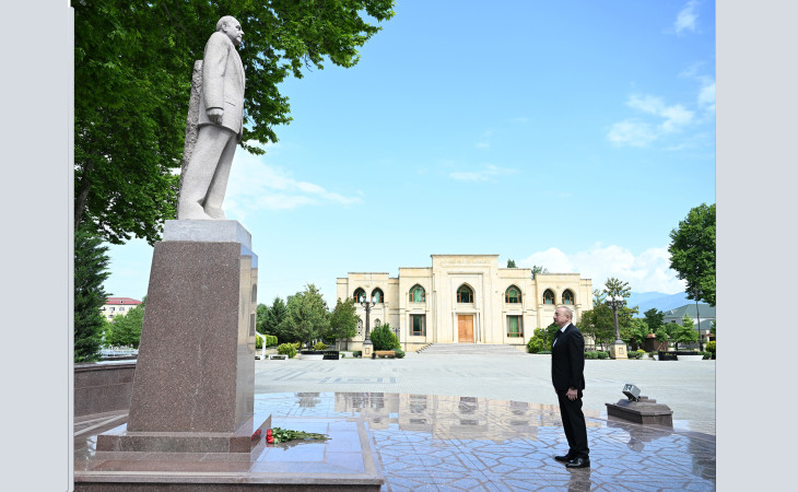 Prezident İlham Əliyev Ümummilli Lider Heydər Əliyevin İsmayıllı şəhərinin mərkəzində ucaldılmış abidəsini ziyarət edib
