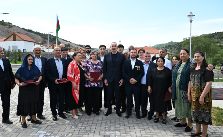 Prezident İlham Əliyev Laçının Bəylik kəndinə köçən sakinlərlə görüşüb, onlara evlərin açarlarını təqdim edib 