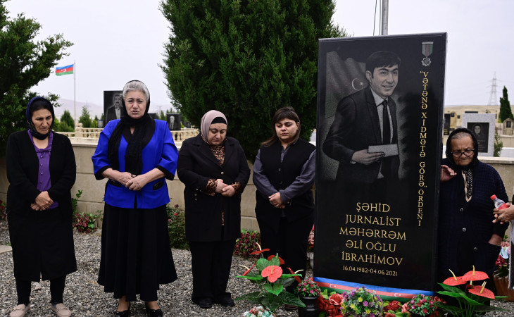 AZƏRTAC-ın əməkdaşları şəhid-jurnalist Məhərrəm İbrahimovun məzarını ziyarət ediblər
