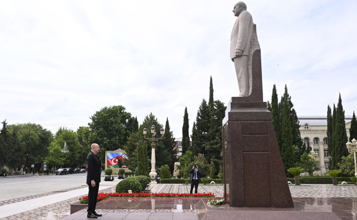 Prezident İlham Əliyev Yevlax şəhərində Ümummilli Lider Heydər Əliyevin abidəsini ziyarət edib
