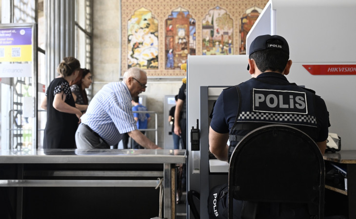 “Vətəndaş, zəhmət olmasa, əlinizdəki əşyanı cihaza yerləşdirin...” Metro polislərinin bir günü  REPORTAJ 