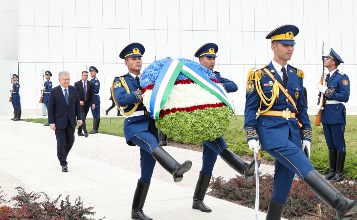 Özbəkistan Prezidenti Şavkat Mirziyoyev Bakıda Zəfər parkını ziyarət edib