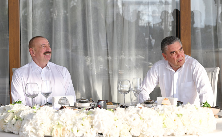 Prezident İlham Əliyev və Qurbanqulu Berdiməhəmmədov birgə nahar ediblər