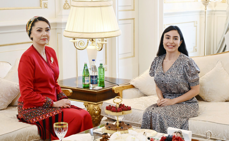Heydər Əliyev Fondunun vitse-prezidenti Leyla Əliyeva Türkmənistan Xalq Məsləhəti sədrinin qızı Oquldjaxan Atabayeva ilə görüşüb