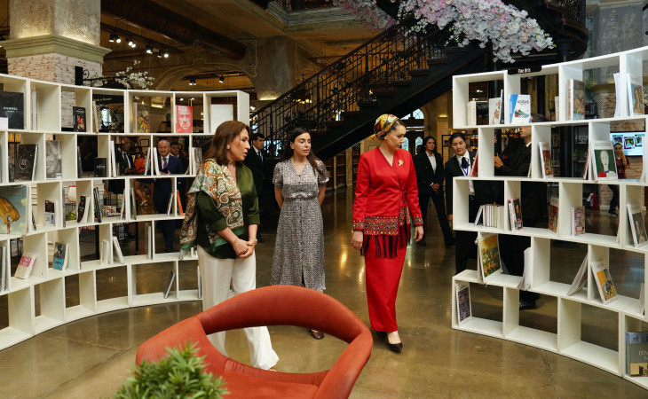 Türkmənistan Xalq Məsləhətinin sədrinin qızı Oquldjaxan Atabayeva Bakı Kitab Mərkəzində olub