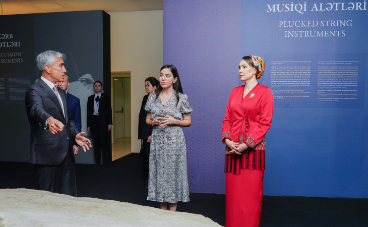 Türkmənistan Xalq Məsləhətinin sədrinin qızı Oquldjaxan Atabayeva Heydər Əliyev Mərkəzində olub
