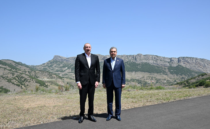 Prezident İlham Əliyev və Qurbanqulu Berdiməhəmmədov Şuşa rayonunun Daşaltı kəndinin fonunda şəkil çəkdiriblər
