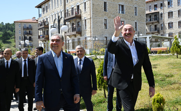 Prezident İlham Əliyev və Türkmənistan Xalq Məsləhətinin sədri Şuşada inşa edilmiş birinci yaşayış kompleksində olublar