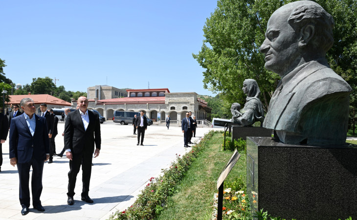 Prezident İlham Əliyev və Türkmənistan Xalq Məsləhətinin sədri Şuşada Natəvanın, Bülbülün və Üzeyir Hacıbəylinin gülləbaran edilmiş heykəllərinə baxıblar