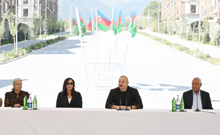Prezident İlham Əliyev Kəlbəcər şəhərinin sakinləri ilə görüşüb, onlara mənzillərin açarlarını təqdim edib