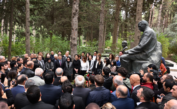 Milli Musiqi Günündə Üzeyir Hacıbəylinin məzarı ziyarət olunub