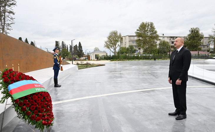 Prezident İlham Əliyev Anım Günü ilə əlaqədar Vətən müharibəsi şəhidlərinin xatirəsini bir dəqiqəlik sükutla yad edib