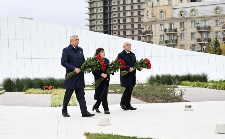 Dövlət və hökumət rəsmiləri Bakıda Zəfər parkında olublar 