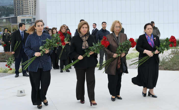 Ailə, Qadın və Uşaq Problemləri üzrə Dövlət Komitəsinin kollektivi Zəfər Parkını ziyarət edib