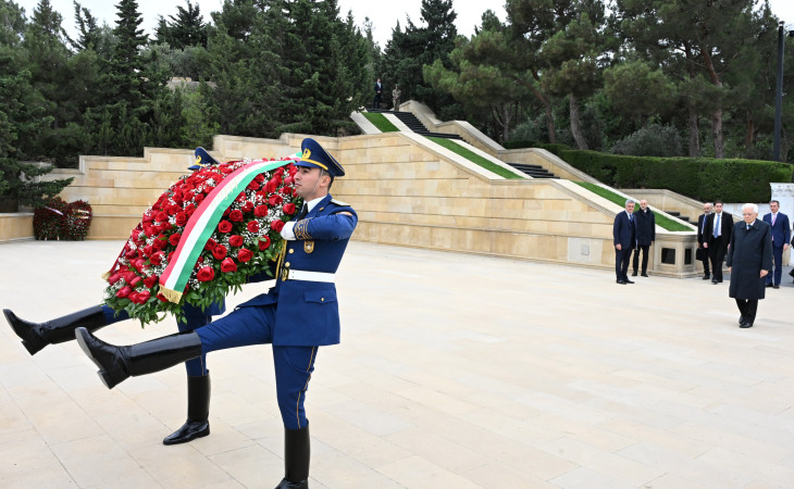 İtaliya Prezidenti Bakıda şəhidlərin xatirəsini anıb