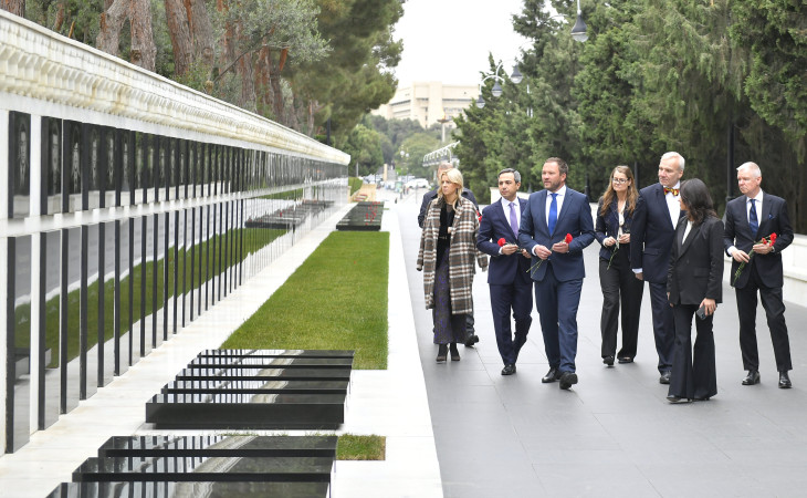 Estoniyanın xarici işlər naziri Bakıda şəhidlərin xatirəsini anıb