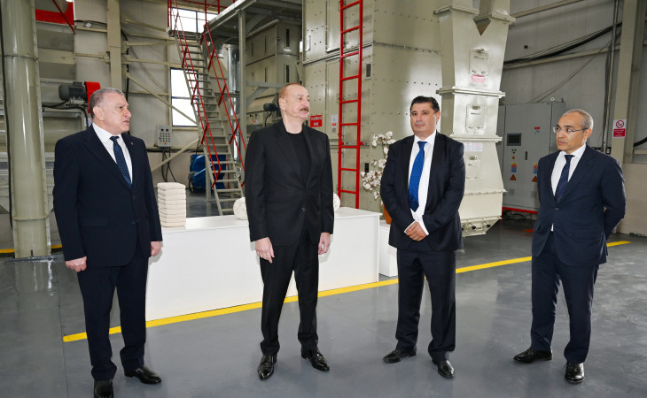 Prezident İlham Əliyev Sabirabadda pambıq emalı zavodunun fəaliyyəti ilə tanış olub