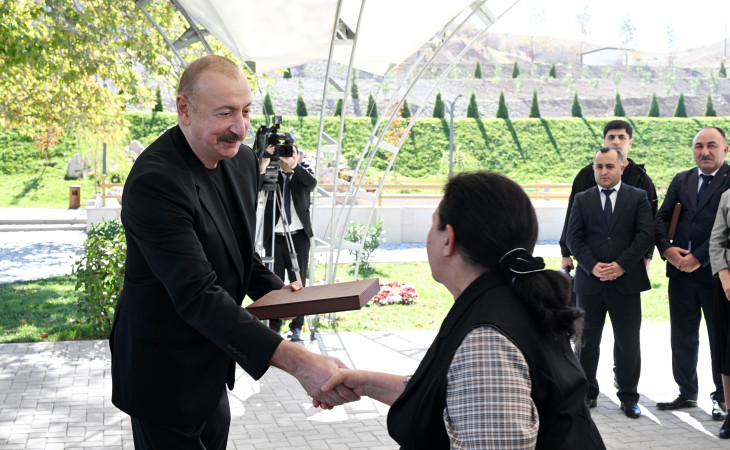 Prezident İlham Əliyev Cəbrayıl rayonunun Horovlu kəndinin sakinlərinə mənzillərin açarlarını təqdim edib