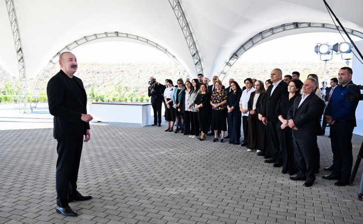 Prezident İlham Əliyev Cəbrayıl rayonunun Horovlu kəndinin sakinlərinə mənzillərin açarlarını təqdim edib 