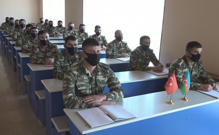 Naxçıvanda keçirilən təlimlərdə iki qardaş ölkənin bölmə komandirləri arasında təcrübə mübadiləsi aparılır
