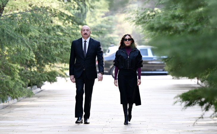Prezident İlham Əliyev və birinci xanım Mehriban Əliyeva Ulu Öndər Heydər Əliyevin məzarını ziyarət ediblər