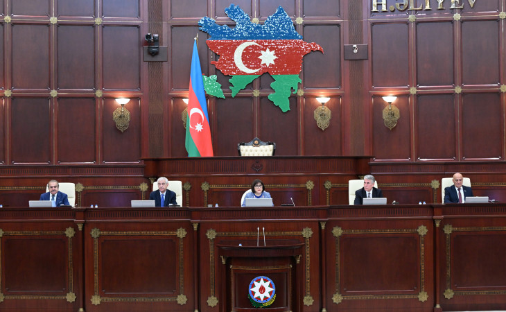 Milli Məclisdə gələn ilin dövlət büdcəsi və büdcə zərfinə daxil olan qanun layihələri müzakirə edilir