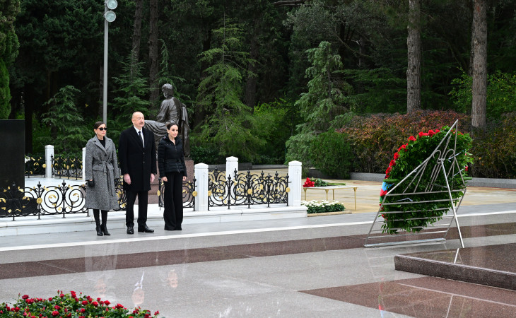 President Ilham Aliyev and First Lady Mehriban Aliyeva visited grave of National Leader Heydar Aliyev