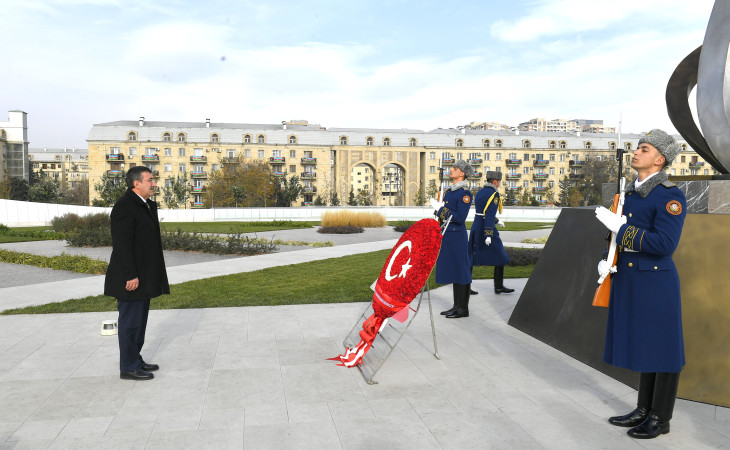 Türkiyənin vitse-prezidenti Cövdət Yılmaz Zəfər parkını ziyarət edib