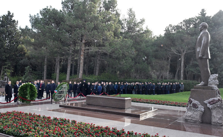 Azərbaycan Din xadimlərinin II forumunun iştirakçıları Ümummilli Lider Heydər Əliyevin məzarını ziyarət ediblər