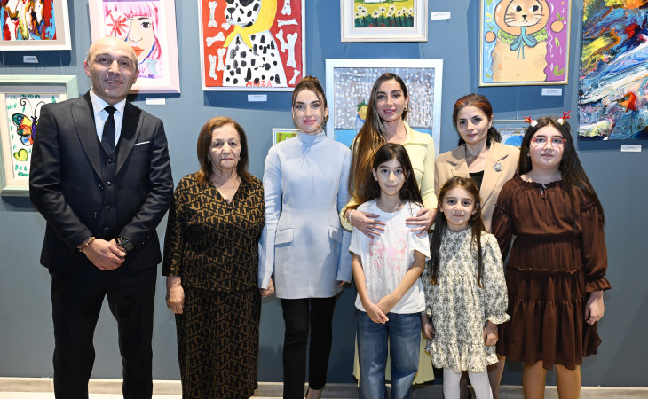 Arzu Əliyeva və Alena Əliyeva “Rənglərdə yaşanan 10 il” mövzusunda keçirilən sərgidə iştirak ediblər