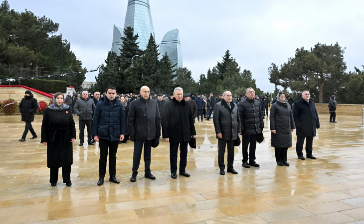 Yeni Azərbaycan Partiyasının nümayəndələri Şəhidlər xiyabanını ziyarət ediblər