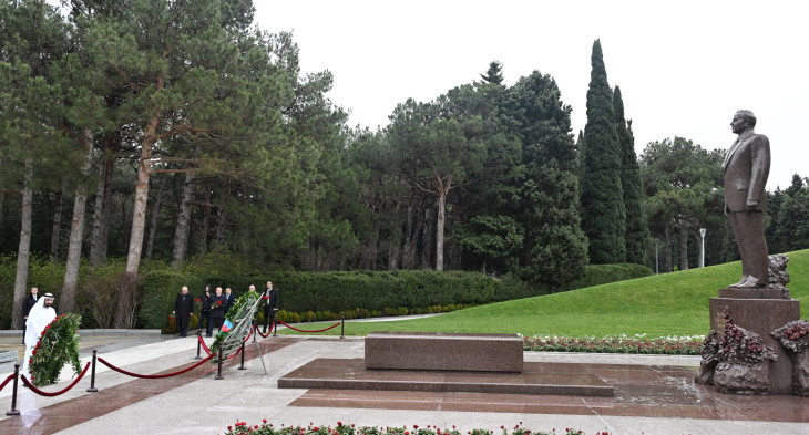 Ərəb Parlamentinin prezidenti Fəxri xiyabanı və Zəfər parkını ziyarət edib