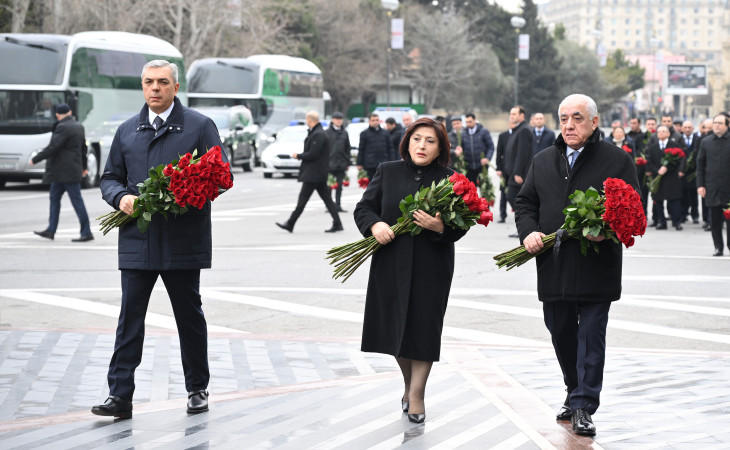 Dövlət və hökumət rəsmiləri Xocalı soyqırımı abidəsini ziyarət ediblər