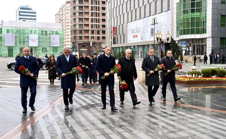 Rəqəmsal İnkişaf və Nəqliyyat Nazirliyinin kollektivi Xocalı soyqırımı abidəsini ziyarət edib