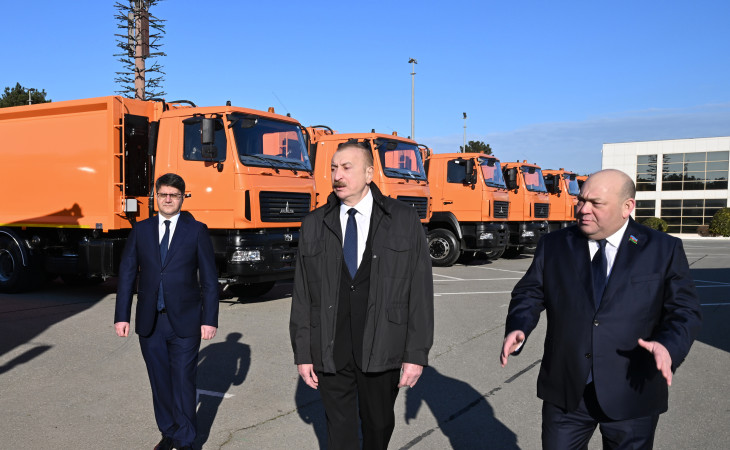 Prezident İlham Əliyev Bakıda məişət tullantıları daşıyan texnikalarla tanış olub
