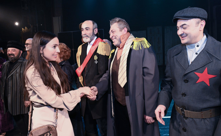 Leyla Əliyeva “Neft bumu hamıya gülümsəyir” tamaşasının nümayişində iştirak edib