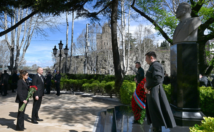 President Ilham Aliyev visited statue of National Leader Heydar Aliyev in Tbilisi