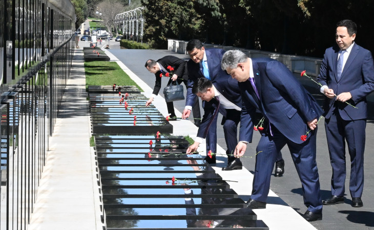 Kazakh delegation visits Alley of Martyrs and Victory Park
