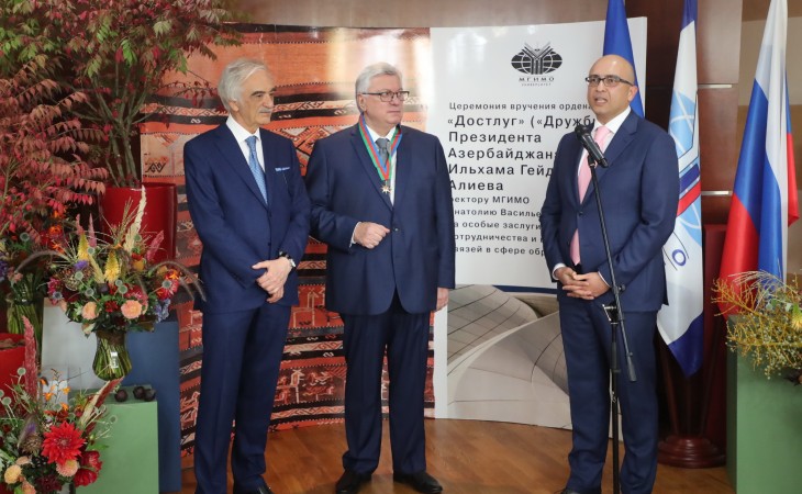 Polad Bülbüloğlu “Dostluq” ordenini Anatoli Torkunova təqdim edib
