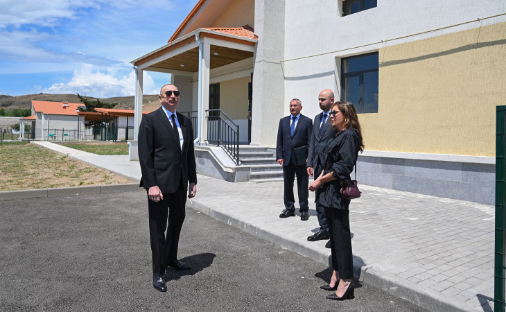 Prezident İlham Əliyev və birinci xanım Mehriban Əliyeva Şükürbəyli kəndində fərdi evlərdə yaradılmış şəraitlə tanış olublar