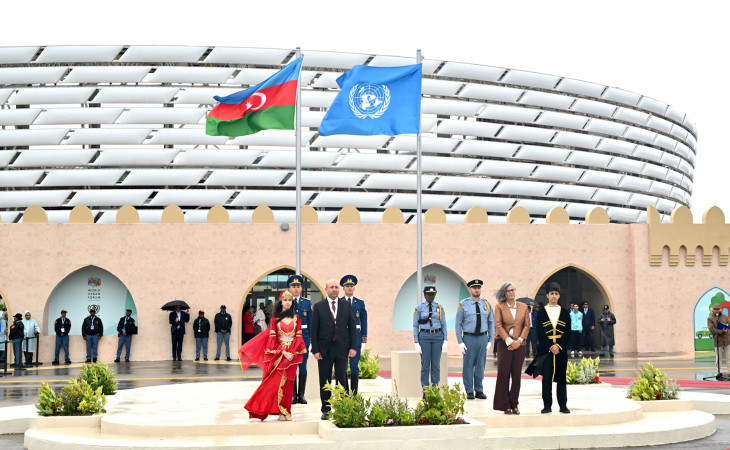 Bakı Olimpiya Stadionunda Azərbaycanın və BMT-nin bayraqları qaldırılıb