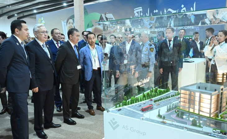 Qazaxıstan rəsmiləri WUF13 çərçivəsində “Urban Expo” sərgisi ilə tanış olublar